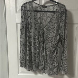 Isca NWT Women's Gray Snake Print Top